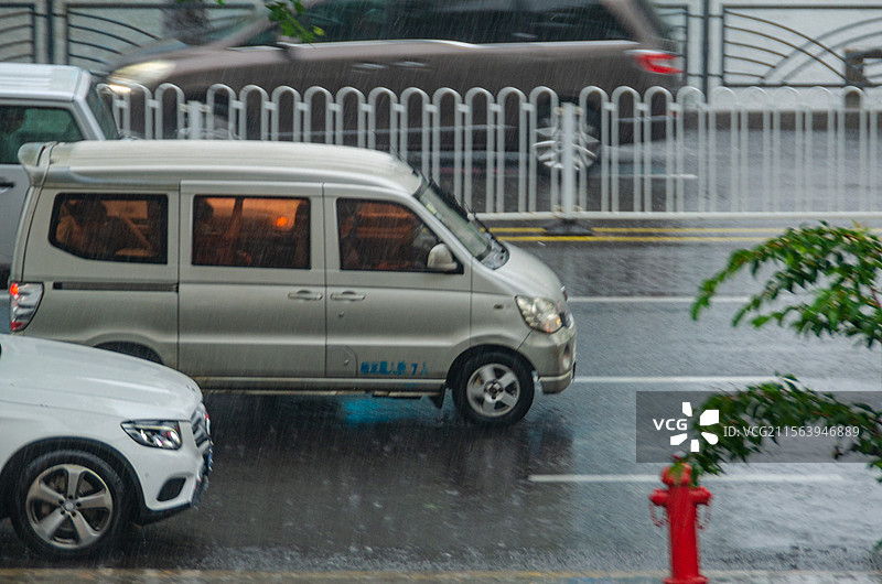 雨中的面包车图片素材
