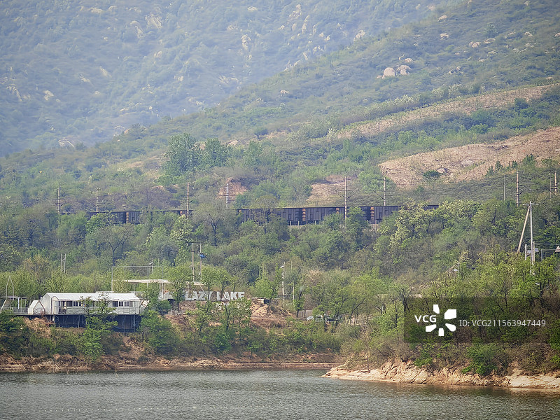 开往春天的火车，怀柔沙口峪大坝图片素材