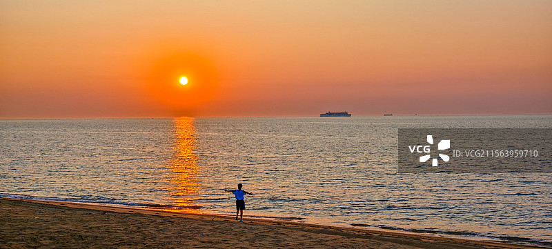 海畔逐阳图片素材