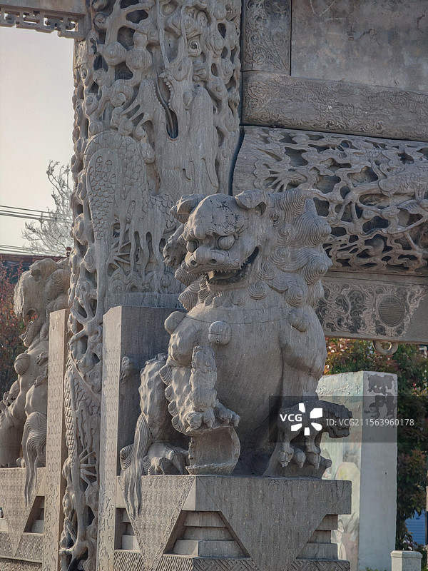 精美华丽的石雕狮子+山东省菏泽市单县牌坊古城景区百狮坊图片素材