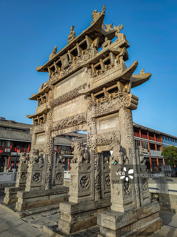 挺立的百狮坊+山东省菏泽市单县牌坊古城景区图片素材