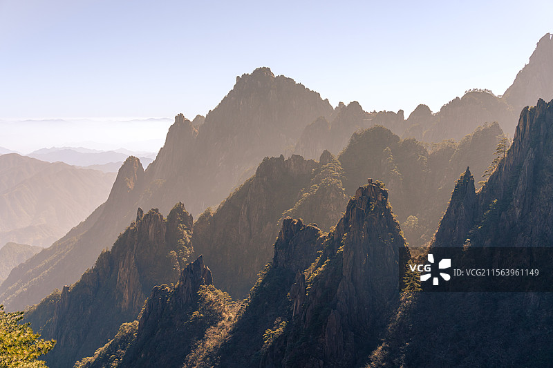 日落时群山对天的全景图片素材