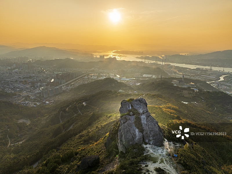 无人机视角，从长乐首石山看福州闽江日落图片素材