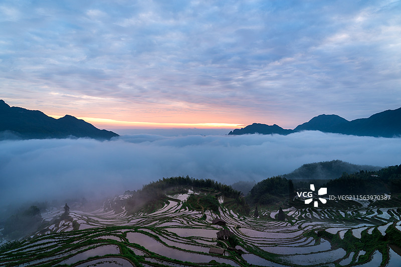 浙江省丽水市云和县云和梅源梯田春天云海村庄图片素材