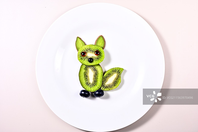猕猴桃蓝莓水果创意狐狸摆盘图片素材