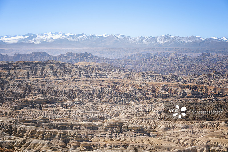 西藏阿里札达土林与远方的喜马拉雅山脉图片素材