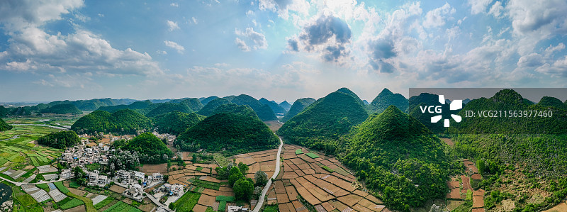 安顺天印山奇峰叠嶂，红枫湖碧波映林，万峰林喀斯特峰林如画，关岭冰臼群见证远古冰川，四景交融展现贵州喀图片素材