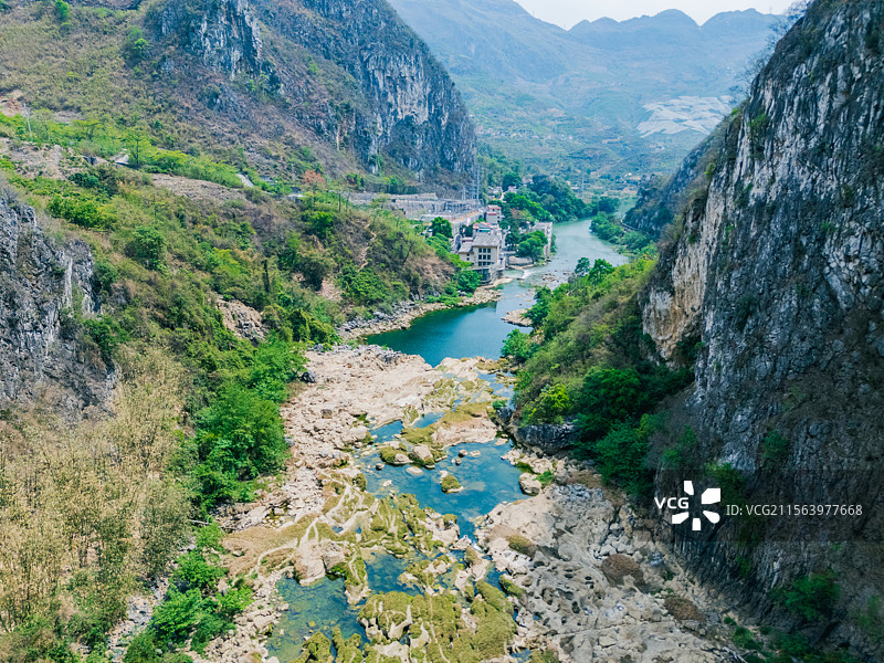 安顺天印山奇峰叠嶂，红枫湖碧波映林，万峰林喀斯特峰林如画，关岭冰臼群见证远古冰川，四景交融展现贵州喀图片素材