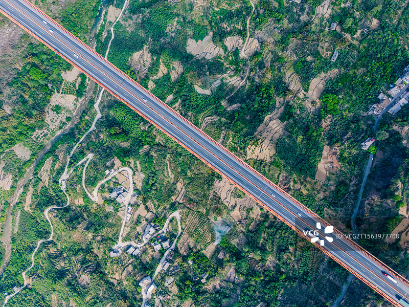 安顺天印山奇峰叠嶂，红枫湖碧波映林，万峰林喀斯特峰林如画，关岭冰臼群见证远古冰川，四景交融展现贵州喀图片素材