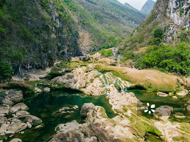 安顺天印山奇峰叠嶂，红枫湖碧波映林，万峰林喀斯特峰林如画，关岭冰臼群见证远古冰川，四景交融展现贵州喀图片素材