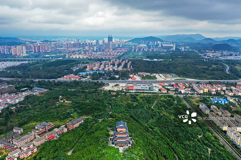 临山阁与枣庄市薛城区+山东省枣庄市薛城区铁道游击队纪念园图片素材