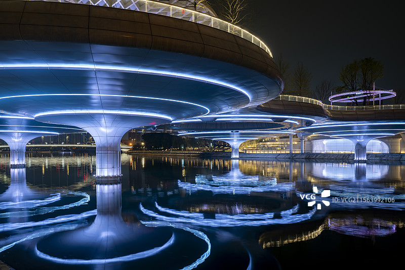 成都交子人行桥夜景灯光图片素材