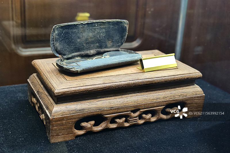 1850年双片无腿眼镜 山东眼科博物馆藏图片素材