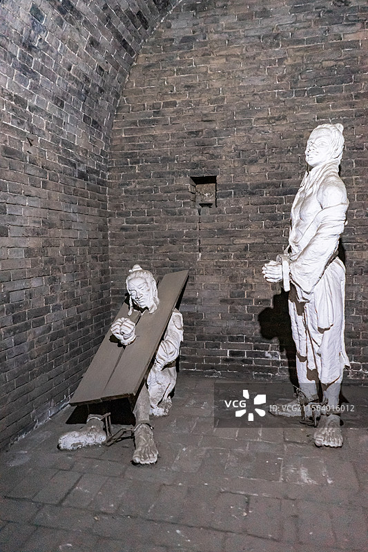 中国山西临汾洪洞县旅游景区省重点文物保护单位囚禁苏三明代监狱，黑牢里戴枷锁的犯人，户外白昼图像摄影图片素材