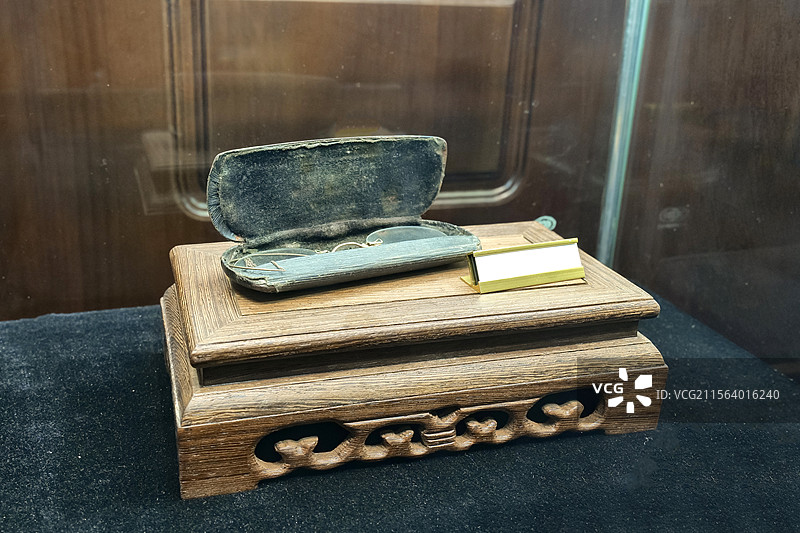 1850年双片无腿眼镜 山东眼科博物馆藏图片素材