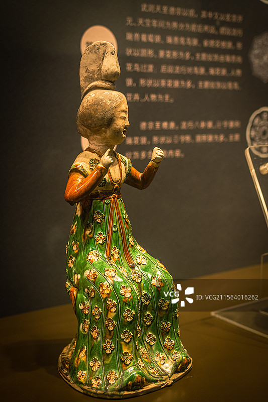 陕西历史博物馆展品 唐 三彩梳妆女坐俑图片素材