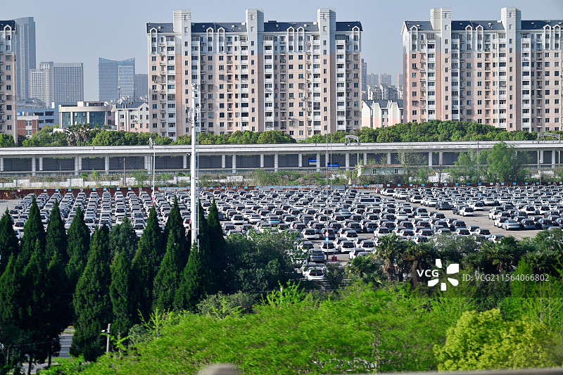 汽车停车厂和住宅楼图片素材