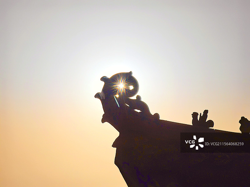 檐间耀芒图片素材