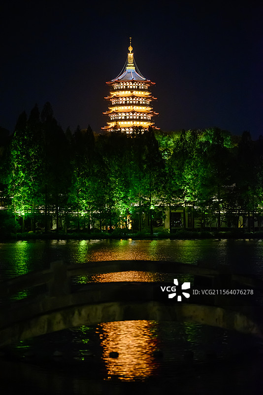 杭州西湖雷峰塔夜景图片素材