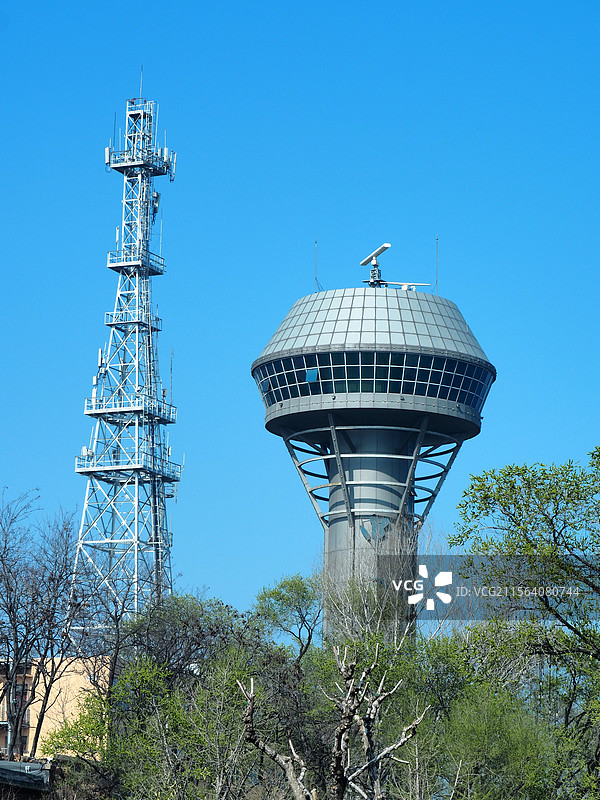 蓝天背景下通信塔与瞭望塔，彰显现代科技气息图片素材