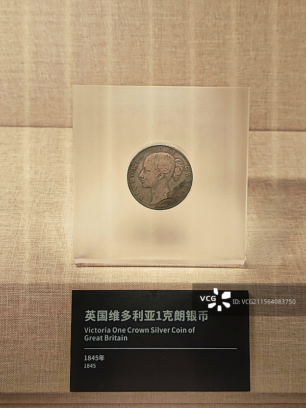 英国维多利亚1克朗银币图片素材