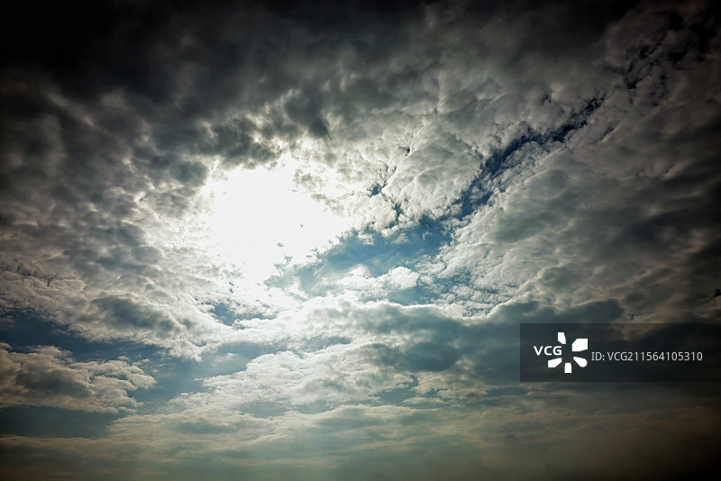 太阳穿过积云图片素材