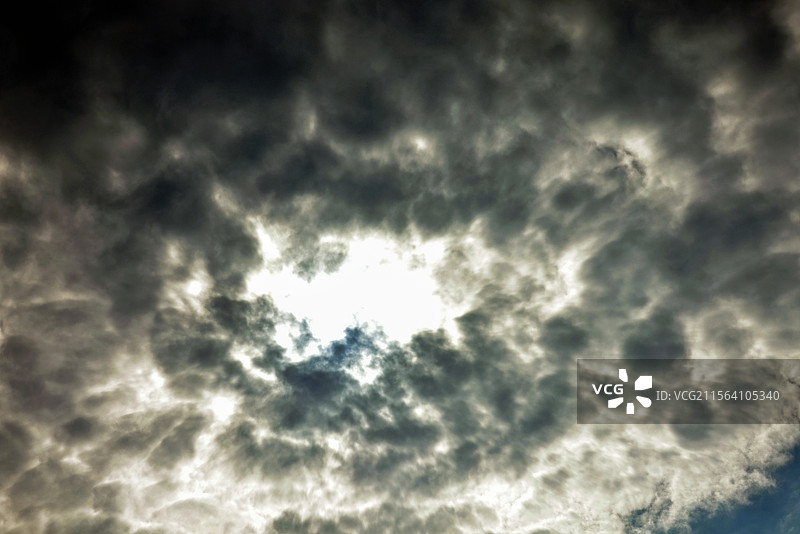 太阳穿过积云图片素材