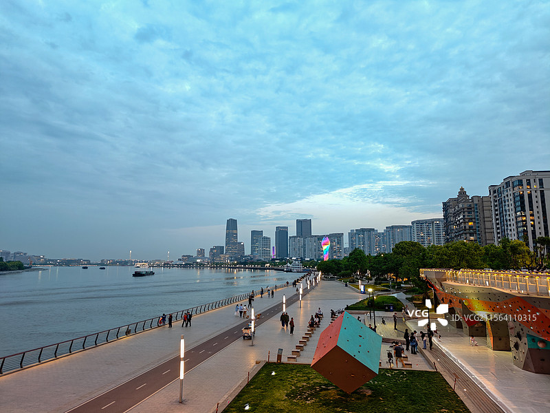 上海夜生活：徐汇滨江西岸绿道江边散步人群与城市灯光图片素材