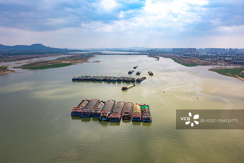 航拍湖南长沙望城湘江枢纽船闸及运输船图片素材