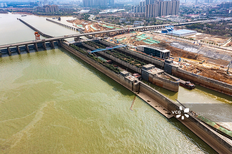 航拍湖南长沙望城湘江枢纽船闸及运输船图片素材