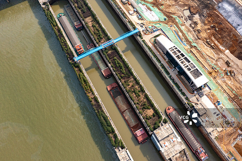 航拍湖南长沙望城湘江枢纽船闸及运输船图片素材