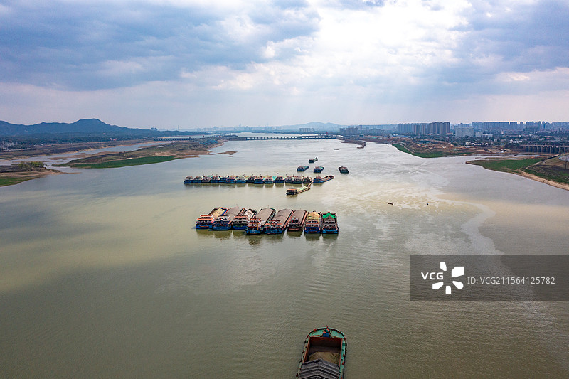 航拍湖南长沙望城湘江枢纽船闸及运输船图片素材