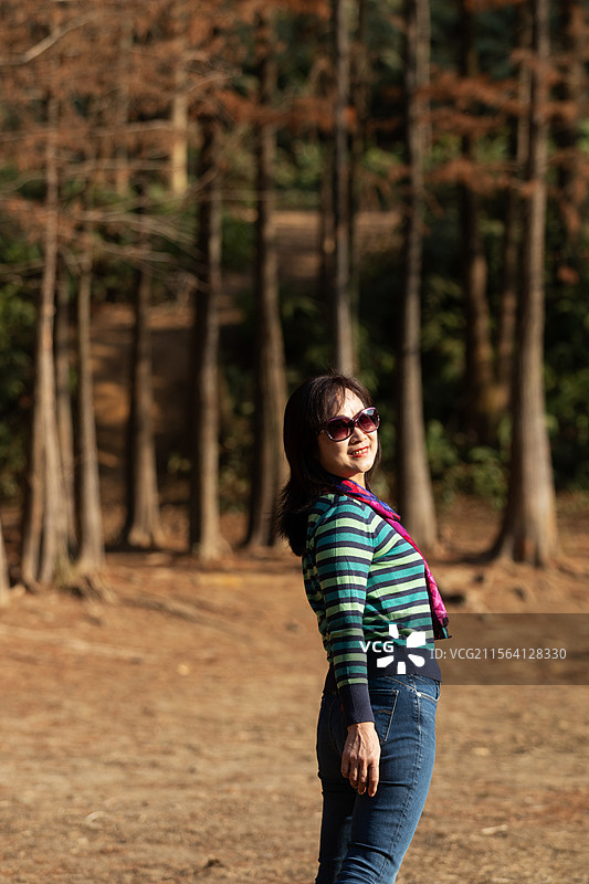 秋天公园中的幸福漂亮女人图片素材