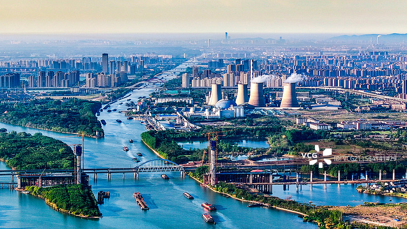 运河上的船只穿过古城扬州，航拍京杭大运河扬州段图片素材