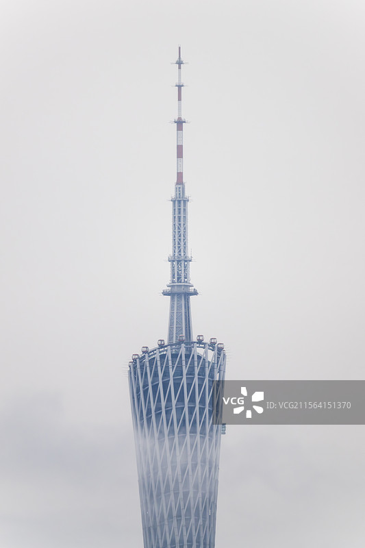 浓雾中的广州塔图片素材