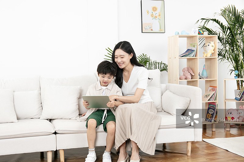 妈妈利用平板电脑指导儿子学习图片素材