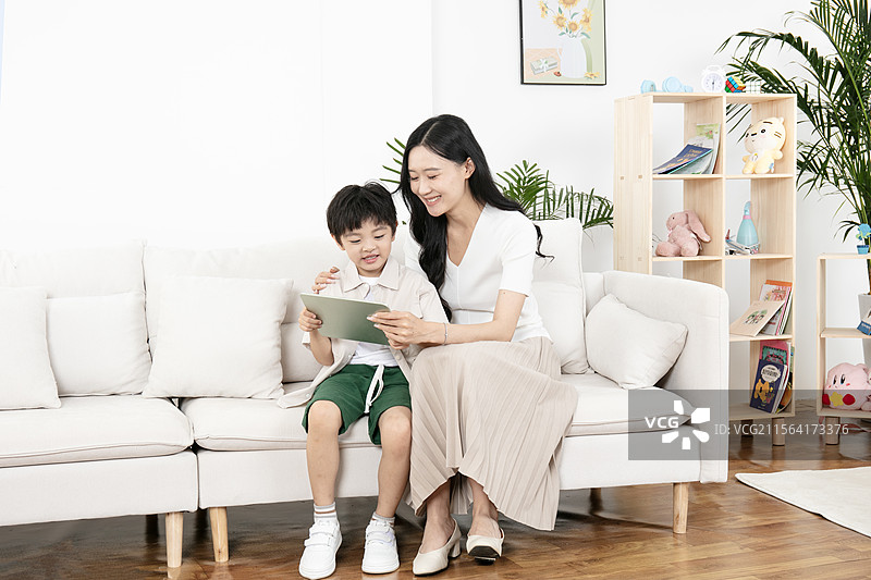 妈妈利用平板电脑指导儿子学习图片素材