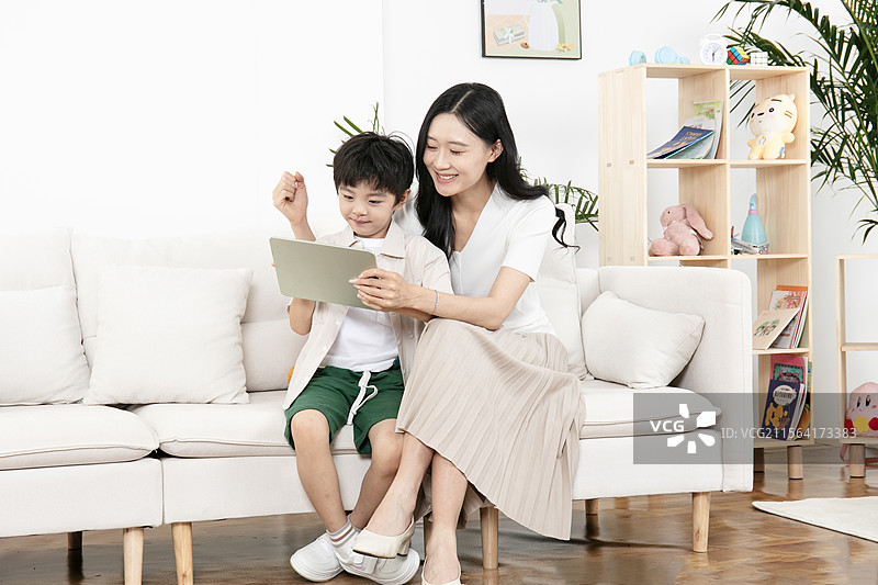 妈妈利用平板电脑指导儿子学习图片素材