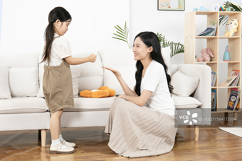 母亲带着女儿玩石头剪刀布图片素材