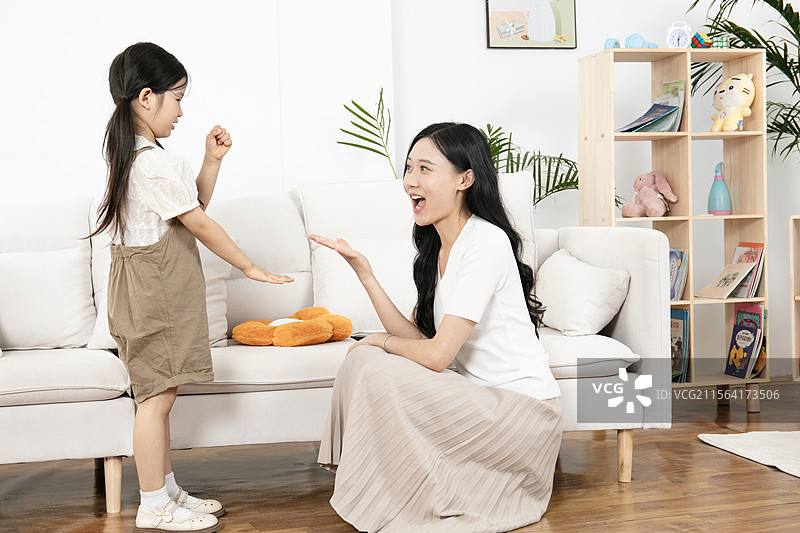 母亲带着女儿玩石头剪刀布图片素材