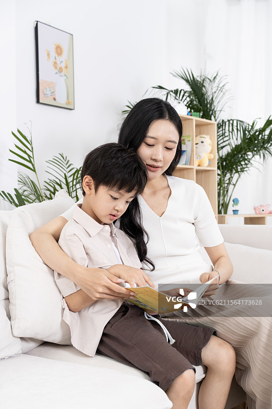 妈妈利用平板电脑指导儿子学习图片素材