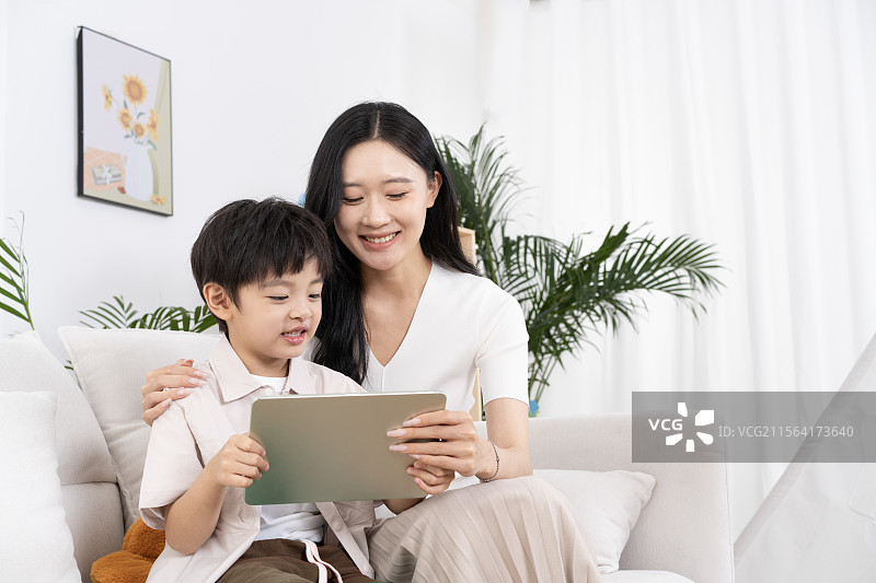 妈妈利用平板电脑指导儿子学习图片素材