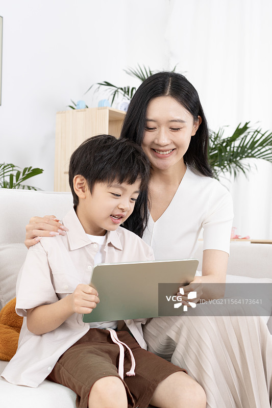 妈妈利用平板电脑指导儿子学习图片素材