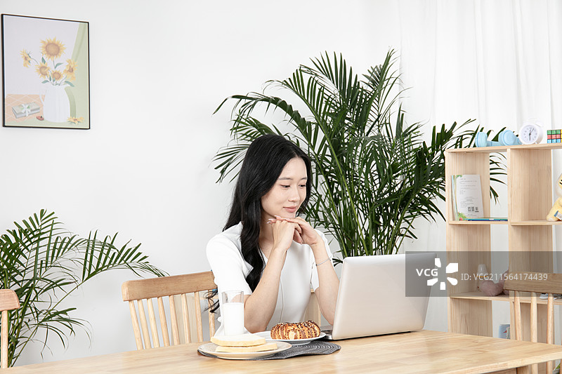 坐在家里办公的年轻妈妈图片素材