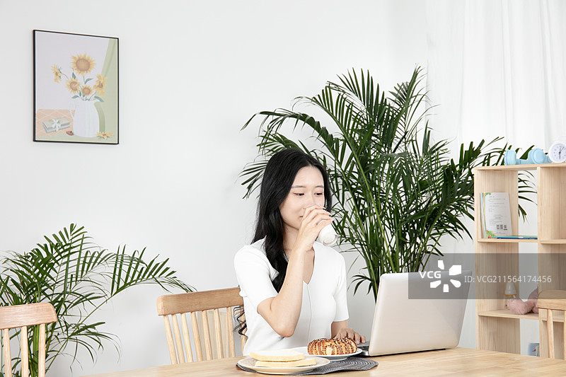 坐在家里办公的年轻妈妈图片素材