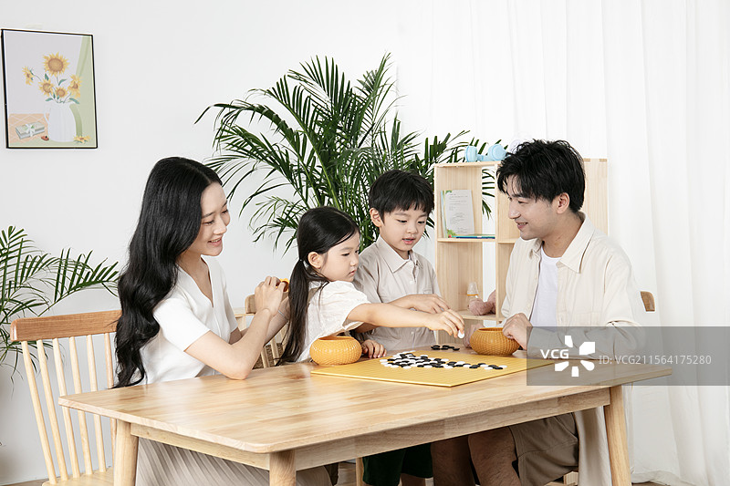 陪伴孩子下五子棋的父母图片素材
