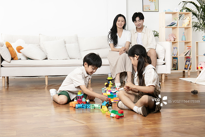 一起玩积木玩具的一家四口图片素材