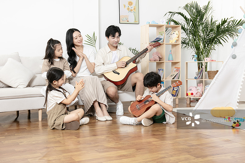 一家五口弹奏吉他图片素材