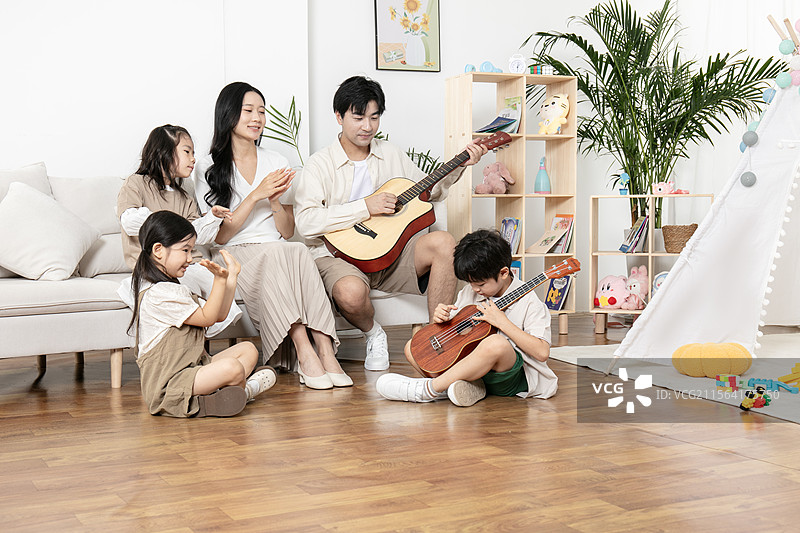 一家五口弹奏吉他图片素材