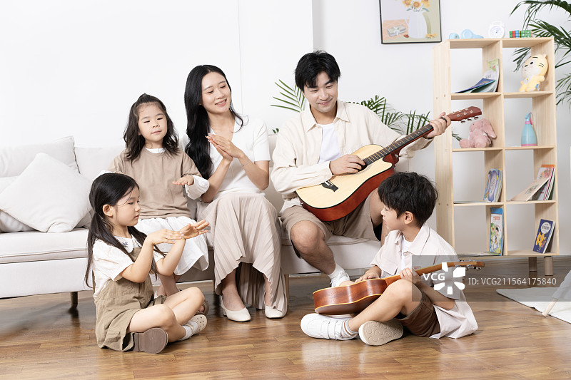 一家五口弹奏吉他图片素材